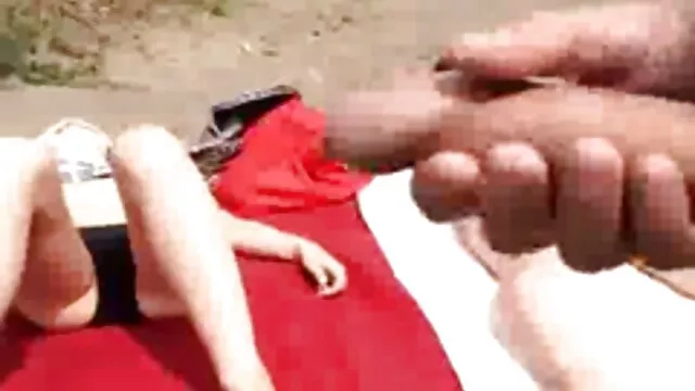 أحمر افلام سكس أجنبية مترجمة الشعر فتاة تعريتها على الرجل في الشارع مما