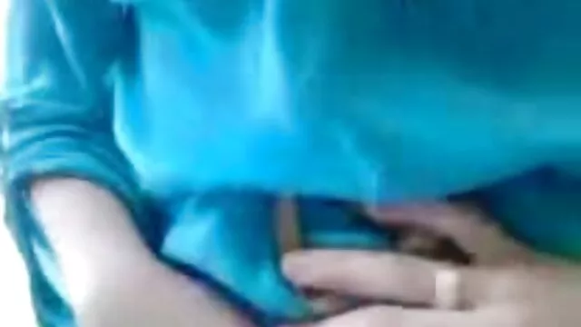 فتاة في فستان أحمر عانق الخدين مواقع افلام سكس اجنبية مترجمة الرجال